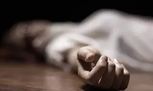 అడవిలో యువతి మృతదేహం.. మెడపై..?