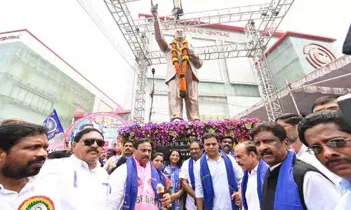 పంజాగుట్ట కూడ‌లిలో అంబేద్క‌ర్ విగ్ర‌హాన్ని ఆవిష్క‌రించిన మంత్రి కేటీఆర్