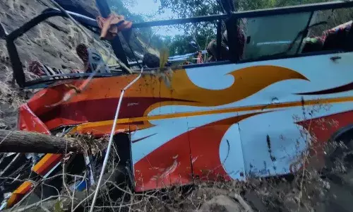 లోయలో పడ్డ బ‌స్సు.. ఏడుగురు మృతి