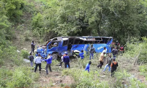 అంత్యక్రియలకు హాజరై తిరిగి వ‌స్తుండ‌గా బస్సు ప్రమాదం.. పది మంది దుర్మ‌ర‌ణం