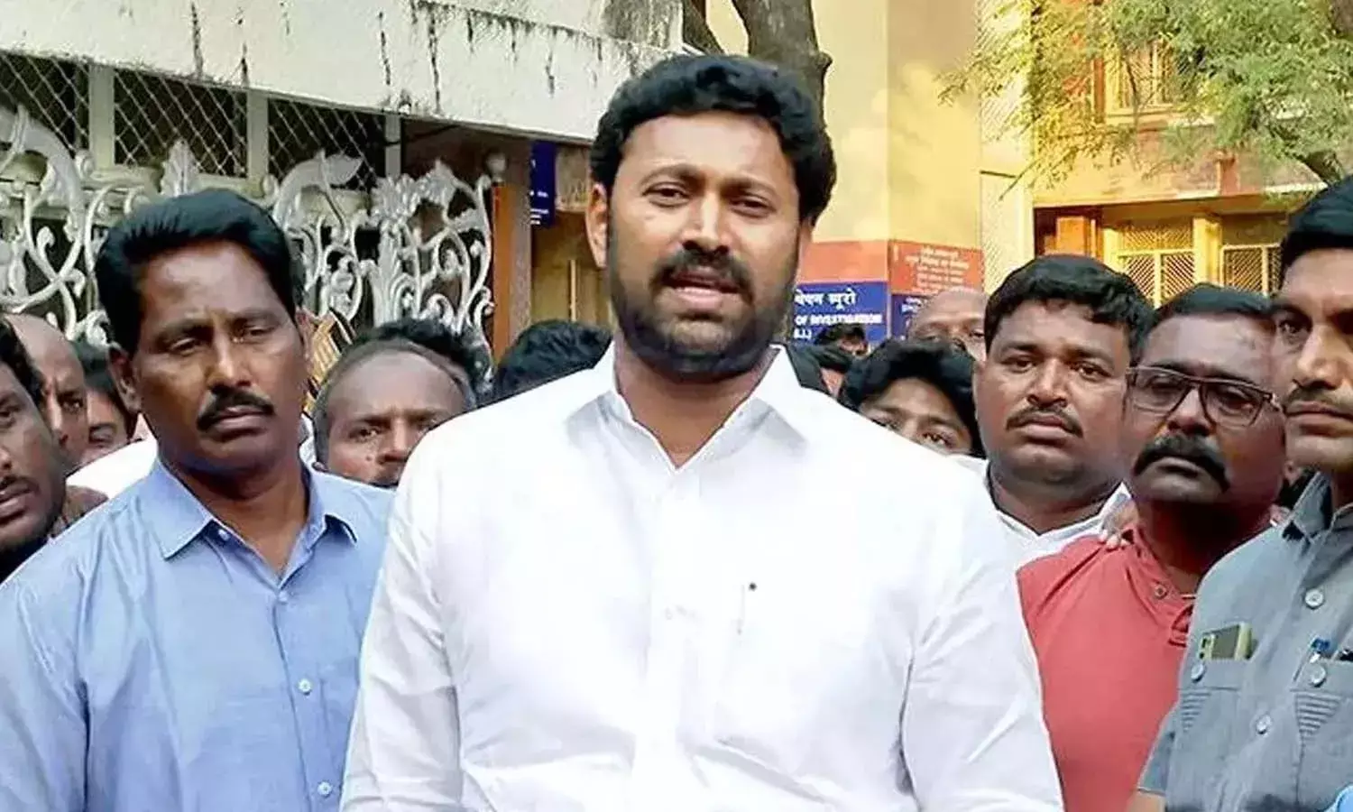 నిర్దోషిత్వాన్ని నిరూపించుకుంటాం.. తండ్రి అరెస్టుపై స్పందించిన‌ అవినాష్ రెడ్డి