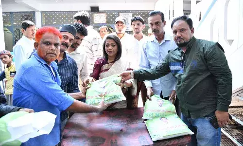 ముస్లీం సోదరులకు రంజాన్ గిఫ్ట్ ప్యాక్ లను అందజేసిన మేయర్