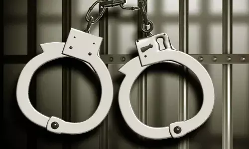 ఐఏఎస్ అధికారిలా నటించి మహిళను మోసం చేశాడు..!