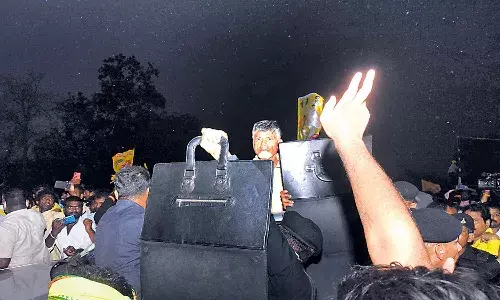 చంద్రబాబుపై రాళ్ల దాడి