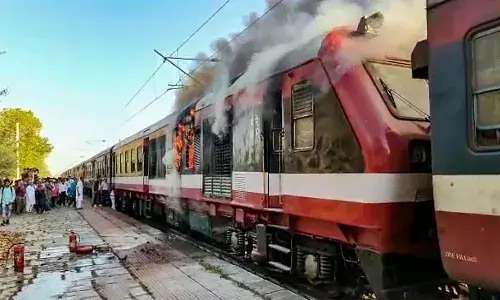 డీఈఎంయూ రైలులో భారీ అగ్నిప్రమాదం