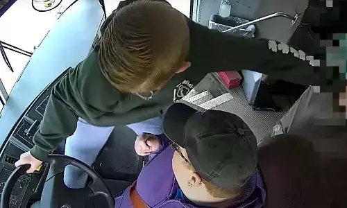 స్పృహ తప్పి పడిపోయిన బస్సు డ్రైవర్.. 66 మంది ప్రాణాలను కాపాడిన 7వ తరగతి విద్యార్థి