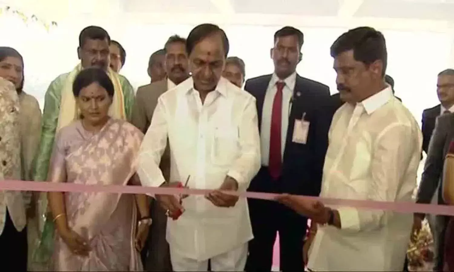 నూతన సచివాలయాన్ని ప్రారంభించిన సీఎం కేసీఆర్‌.. 6 ఫైళ్లపై సంతకం