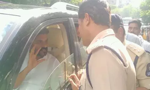 నూతన సెక్రటేరియట్ లోనికి వెళ్లకుండ రేవంత్ను అడ్డుకున్న పోలీసులు