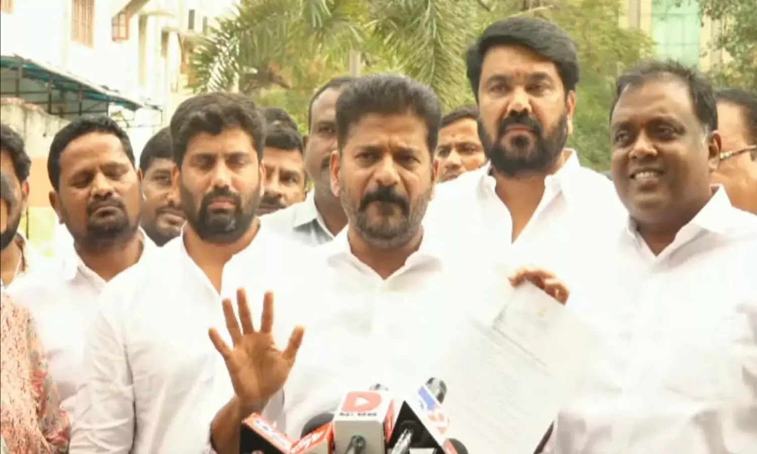 అవినీతి బయటపడుతుందనే సెక్రటేరియట్ కు రాకుండా అడ్డుకున్నారు: రేవంత్ రెడ్డి