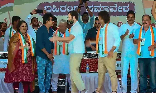 కాంగ్రెస్ సభలో ఆ హీరో ప్రత్యక్షం..!