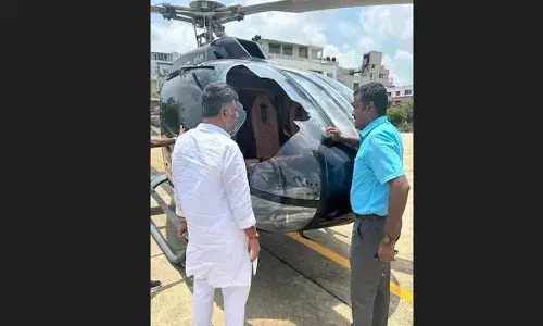 కర్ణాటక కాంగ్రెస్ చీఫ్ డీకే శివకుమార్ ప్రయాణిస్తున్న హెలికాప్టర్ ను ఢీకొట్టిన పక్షి