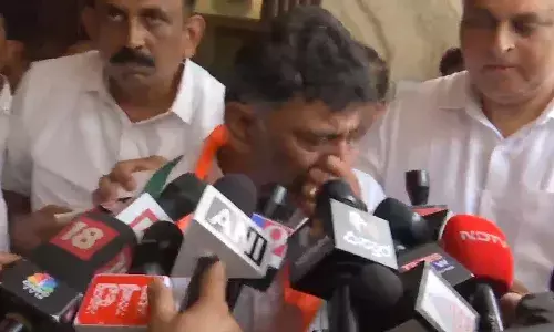 మీడియా ముందు ఏడ్చేసిన డీకే శివ కుమార్