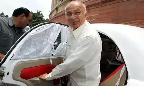Siddaramaiah Or DK Shivakumar : అవసరమైతే ఇద్దరినీ ఢిల్లీకి పిలుస్తాం : సుశీల్ కుమార్ షిండే