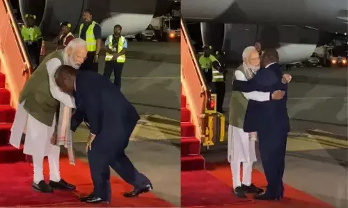 పపువా న్యూ గినియాలో ప్రధానికి ఘనస్వాగతం.. మోదీ పాదాలను తాకిన పీఎం..!