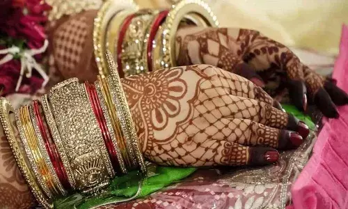 బ్యూటీ పార్లర్కు వెళ్లిన వధువు.. గన్ తో కాల్చిన పోలీసు
