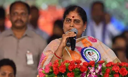 అవినాశ్ రెడ్డి తల్లిని పరామర్శించిన విజయమ్మ