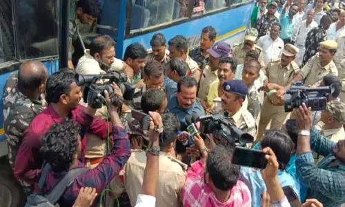 తుళ్లూరులో ఉద్రిక్త పరిస్థితులు.. 144 సెక్షన్