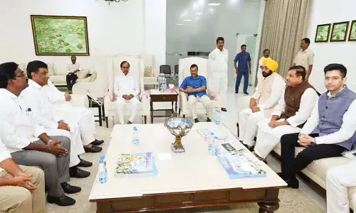 సీఎం కేసీఆర్తో ఢిల్లీ ముఖ్యమంత్రి కేజ్రీవాల్ భేటీ.. కాసేపట్లో మీడియా సమావేశం