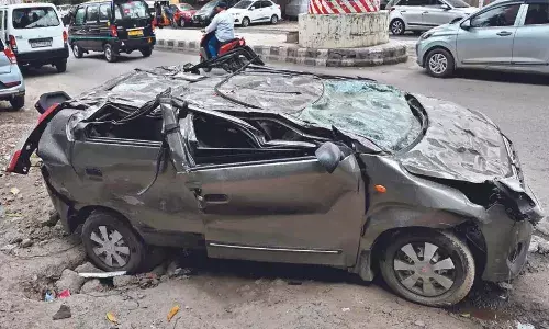 ఫ్లై ఓవర్ మీద కారులో వెళ్లాడు.. ఇంతలో ఊహించని దారుణం