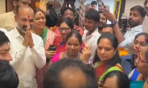 ఆత్మీయంగా పలకరించుకున్న బండి సంజయ్, కల్వకుంట్ల కవిత