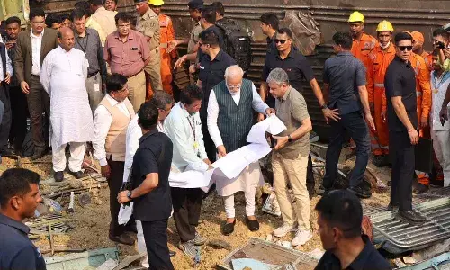 రైలు ప్రమాద ప్రాంతాన్ని పరిశీలించిన ప్రధాని మోదీ