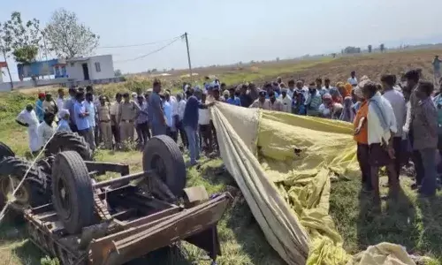 ట్రాక్టర్ బోల్తా.. ఆరుగురు దుర్మ‌ర‌ణం
