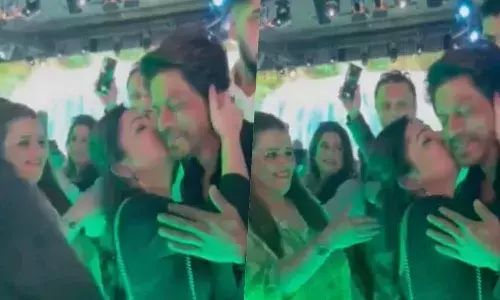 Girl kiss, Shah rukh Khan, Viral Video, Dubai