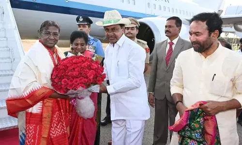 రాష్ట్రపతికి స్వాగతం పలికిన సీఎం కేసీఆర్