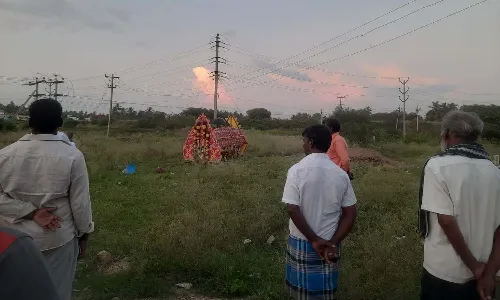 అంత్యక్రియల్లో విషాదం.. పాడె మోస్తూ ముగ్గురు మృతి