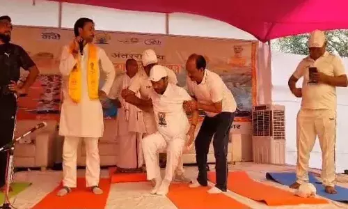 యోగా చేస్తూ అకస్మాత్తుగా వేదికపై పడిపోయిన కేంద్రమంత్రి