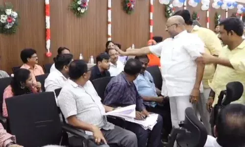 వాళ్లు ఐ-ప్యాక్ సభ్యులే.. ప్రజాప్రతినిధులపై నమ్మకం లేకే సీఎం వారిని పంపారు..!