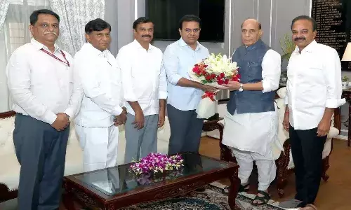 బీఆర్ఎస్.. బీజేపీకి దగ్గరవ్వాలని అనుకుంటూ ఉందా..?