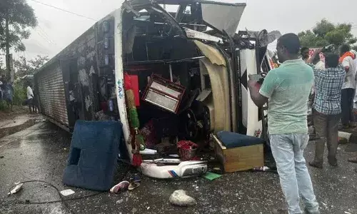 పెద్దపల్లిలో ప్రైవేట్ ట్రావెల్స్ బస్సు బోల్తా.. 40 మందికి గాయాలు