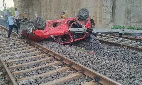 Maharashtra, Car Accident, Fell down, Railway Track,