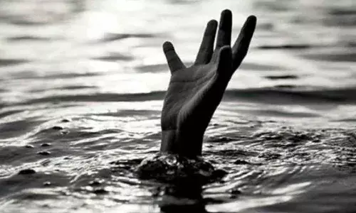 సత్యసాయి జిల్లాలో విషాదం.. చెరువులో దూకి ఇద్దరు పిల్లలు సహా తల్లి ఆత్మహత్య