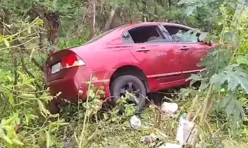 Hyderabad, Hyder Shah Kote, car accident, Over speeding car
