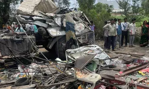 Maharashtra, truck rams into hotel, Dhule