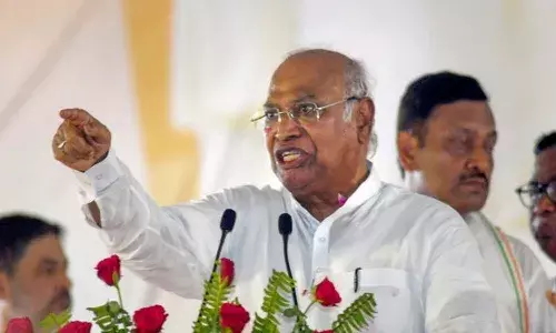 రాజకీయ కుట్రలకు కాంగ్రెస్ భయపడదు : ఖర్గే