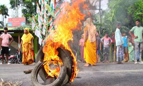 రణరంగంగా మారిన బెంగాల్ పంచాయతీ ఎన్నికలు.. 12 మంది మృతి