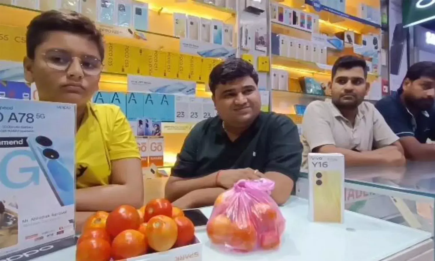Madhya Pradesh, 2 kg tomatoes free, smartphone purchas, Ashoknagar