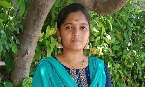 Chennai, woman falls off train, mobile snatchers, Crime news