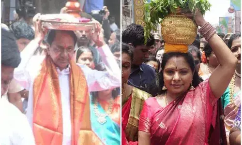 ఉజ్జయిని మహంకాళి అమ్మవారికి పట్టువస్త్రాలు, బోనం సమర్పించిన సీఎం కేసీఆర్