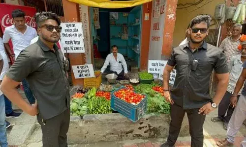 షాప్ ముందు బౌన్సర్లను ఉంచి టమాటాలు అమ్ముతున్న వ్యాపారి