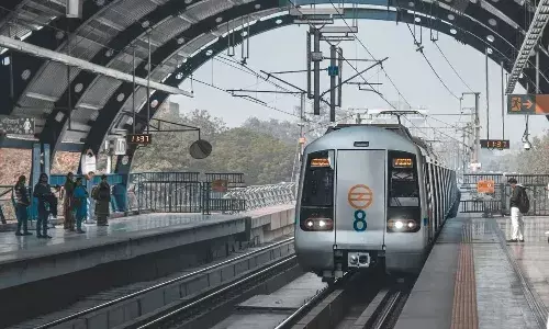 మెట్రోలో అమ్మాయి డ్యాన్స్.. పక్కన ఉన్న అంకుల్ రియాక్షన్ చూశారంటే..