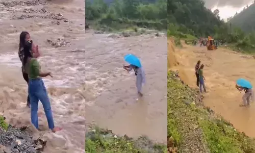 వరదల్లో రీల్స్ కోసం యువతుల ఫీట్లు.. వీళ్లు ఫోన్లు ఎలా చార్జ్ చేస్తున్నారో కనుక్కో మావ..!