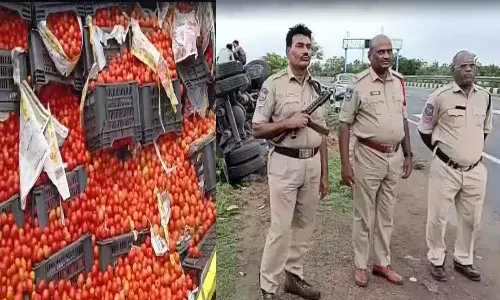 టమాట లారీకి సెక్యూరిటీగా ఉన్న పోలీసులు