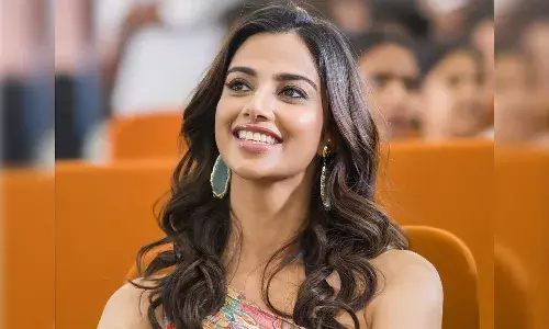 Meenakshi chaudhary, pooja hegde, Guntur kaaram movie, Tollywood, Mahesh Babu