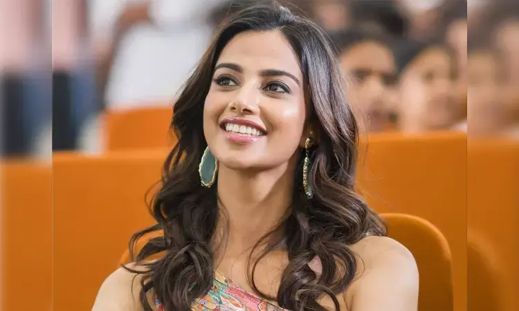 Meenakshi chaudhary, pooja hegde, Guntur kaaram movie, Tollywood, Mahesh Babu