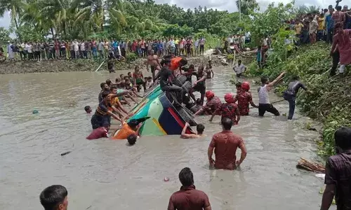 bus plunges into pond, Bangladesh, road accident