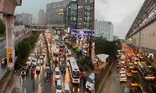హైద‌రాబాద్‌లో భారీ వ‌ర్షం.. ప్ర‌ధాన రూట్ల‌లో ట్రాఫిక్ జామ్